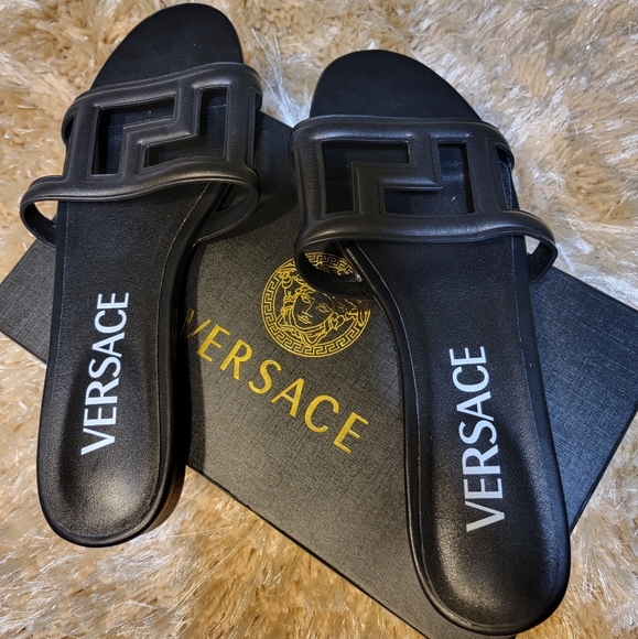 New Versace Greca Cut-Out Leather Slide Sandals - Picture 2 of 6